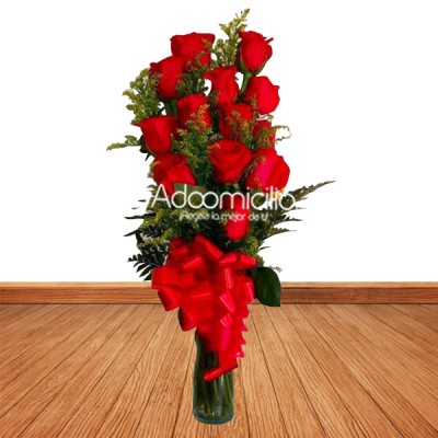 Arreglos florales amor y amistad a domicilio en Cali Base de vidrio con 13 rosas