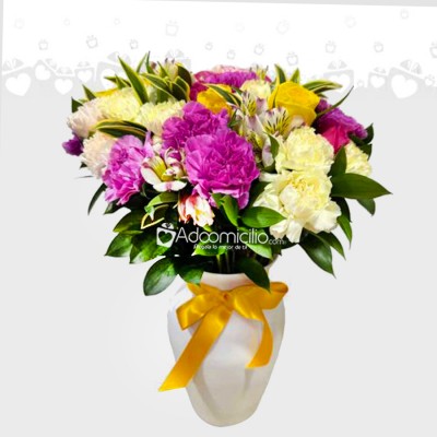 Jarrón Con Claveles Para El Día De La Mujer A Domicilio En Medellín 